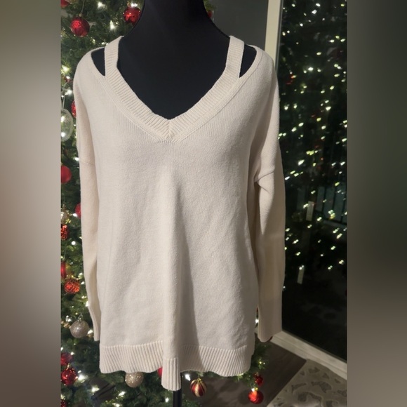 Loft Sweaters - Loft Women's Cream V-Neck Sweater